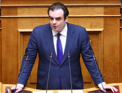 Στη Βουλή ο νέος προϋπολογισμός: Ανάπτυξη 2,4%, μέτρα στήριξης 1,76 δισ, αυξήσεις σε μισθούς και φοροελαφρύνσεις το 2026